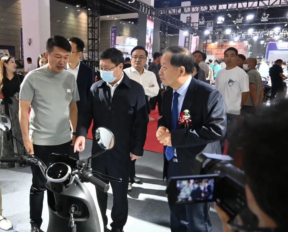 周文栋副市长观看永久展台